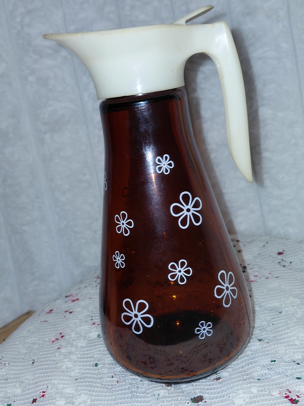 Vintage Thatcher Glass syrup dispenser W/DAISIES from the 1950s or 1960s.